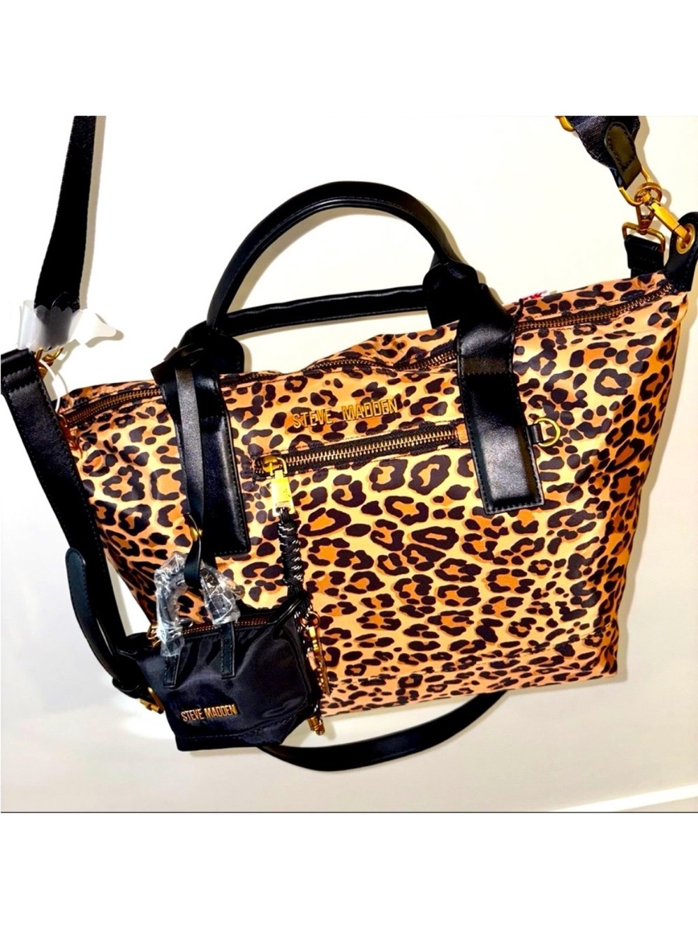 NWT Steve Madden
Leopard Bspence crossbody bag/ bag charm and multiple strap